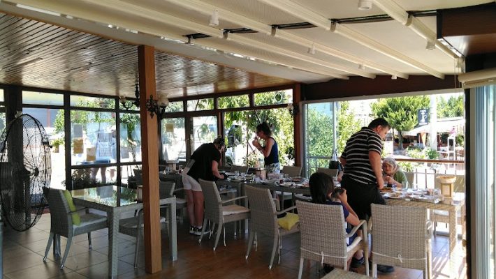 Alanya’nın tepelerinde, deniz ve kale manzarasına karşı konumlanmış Yamaç Cafe’nin açık terasında, Türk kahvesi, serpme kahvaltı ve gün batımı eşliğinde huzurlu masa sunumu