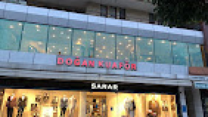 Doğan Kuaför’de modern kuaför koltuklarında saç kesimi ve güzellik hizmeti alan bir müşteri.