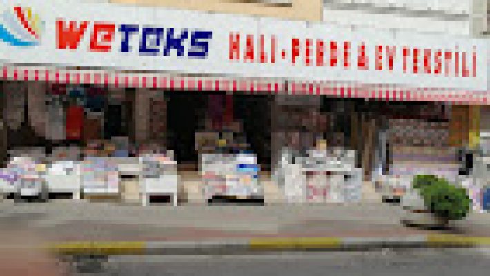 Wetex Halı Perde & Ev Tekstili mağazasında perde, halı ve ev dekorasyonu ürünleri sergileniyor