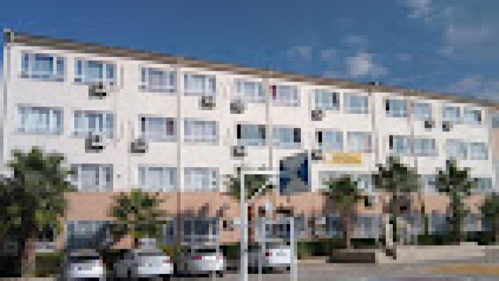 Gazipaşa Mesleki ve Teknik Anadolu Lisesi binası, atölye ve laboratuvar alanlarıyla öğrencilerin uygulamalı eğitim yaptığı bir kare.