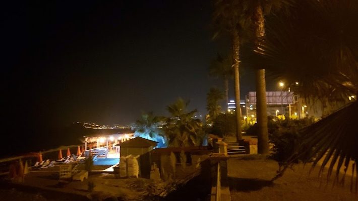 Sahil Cafe & Bar Alanya’nın denize sıfır konumunda, gün batımı manzaralı açık oturma alanı ve içecek servisi.