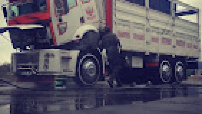 “Yalçın Ağır Vasıta Kamyon Tamiri atölyesinde bakım ve onarım sürecindeki kamyonun servis ekipleri tarafından kontrol edildiği görüntü.”