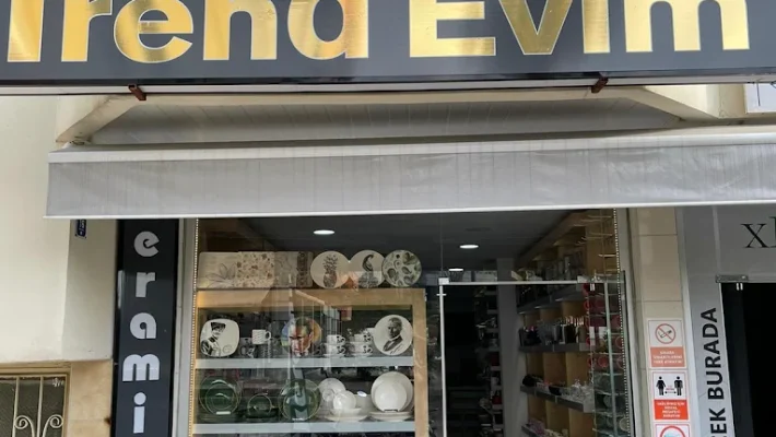 Trend Evim Avsallar mağazası, modern ev dekorasyonu, perde, halı, nevresim ve ev tekstili ürünleriyle dolu vitrin görünümü