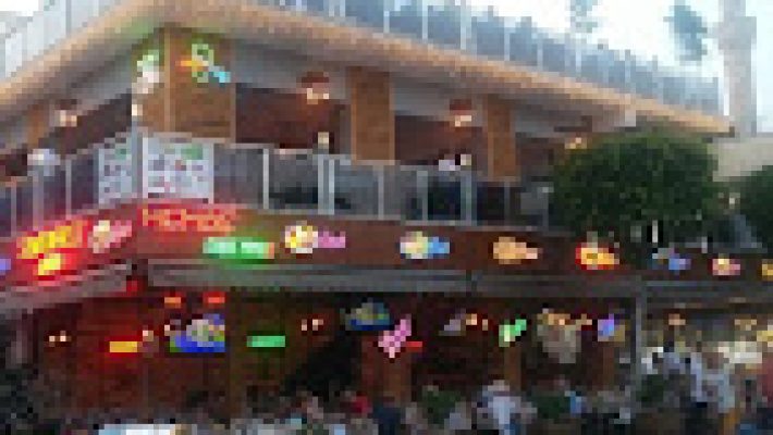 İhsan Tunç Memos Restoran’da özenle hazırlanmış kebap tabağı ve yanında taze meze çeşitleri