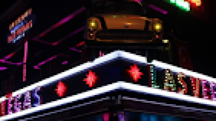 Las Vegas Cafe & Bar’da canlı müzik eşliğinde renkli kokteyller ve keyifli akşam atmosferi.