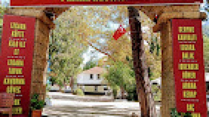 Dimçayı Rüzgar Vadisi Restoran & Piknik alanında, çayın serin suları üzerine kurulu kamelyalar, doğa ile iç içe masalar ve yeşillikler içinde piknik yapan misafirler görüntülenmiş