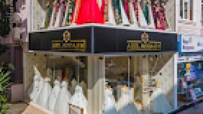 Asel Moda Evi’nde zarif gelinlikler, şık abiyeler ve özel dikim elbiseler modern tasarımlarla sergileniyor.
