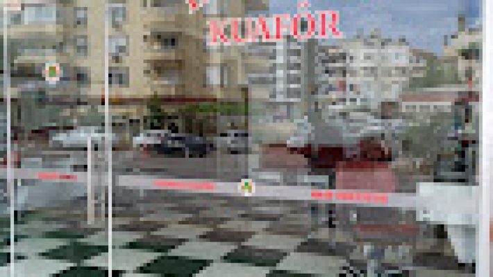 Yakamoz Kuaför Bay – Alanya’da profesyonel erkek saç kesimi, sakal tıraşı ve kişisel bakım hizmetleri sunan modern erkek kuaförü.