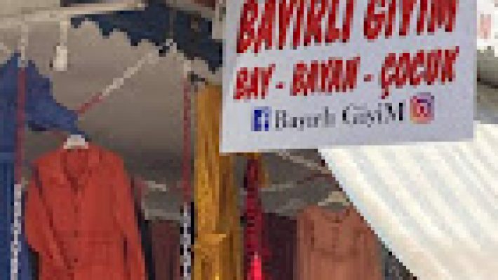Bayirli Giyim mağazasında sergilenen modern ve şık erkek ile kadın giyim ürünleri, günlük ve klasik kıyafet koleksiyonları.