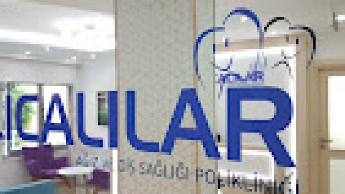 “Ilıcalılar Dent modern muayene odası, ileri teknoloji diş üniti ve hijyenik tedavi alanı.”