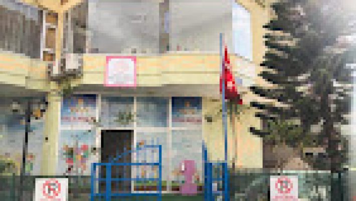 Özel Küçük Adımlar Anaokulu’nda çocuklar öğretmenler eşliğinde oyun oynuyor ve eğitim etkinliklerine katılıyor.