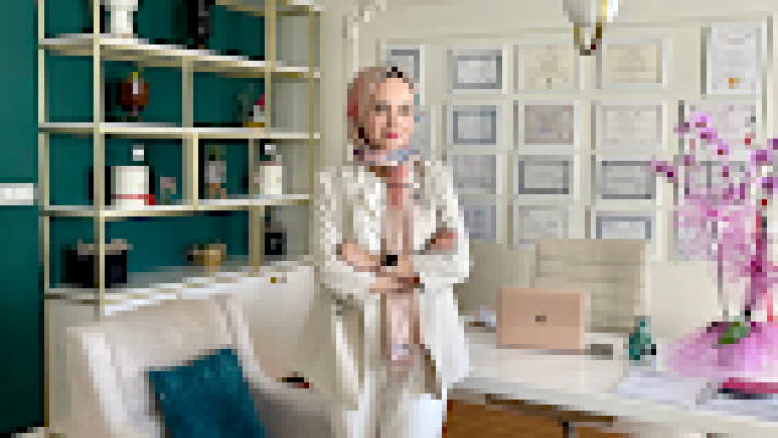 “Uzman Klinik Psikolog ve Aile Danışmanı Gülderen AKDAĞ modern danışmanlık ofisinde terapi hizmeti sunarken.”