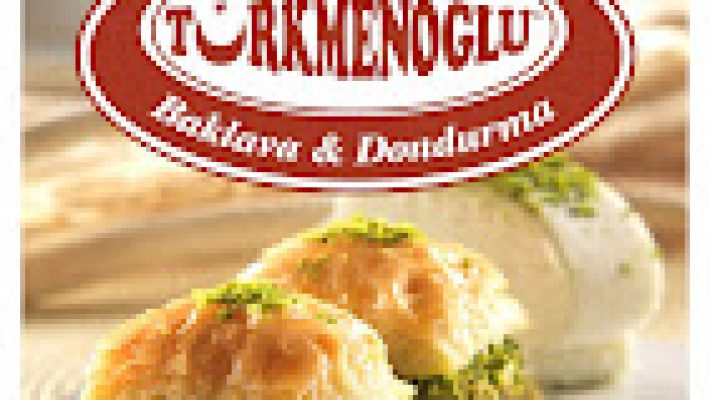 Türkmenoğlu Pastanesi’nin vitrini, günlük taze yaş pastalar, geleneksel tatlılar ve el yapımı kurabiyelerle dolu şekilde gün ışığında görüntülenmiş