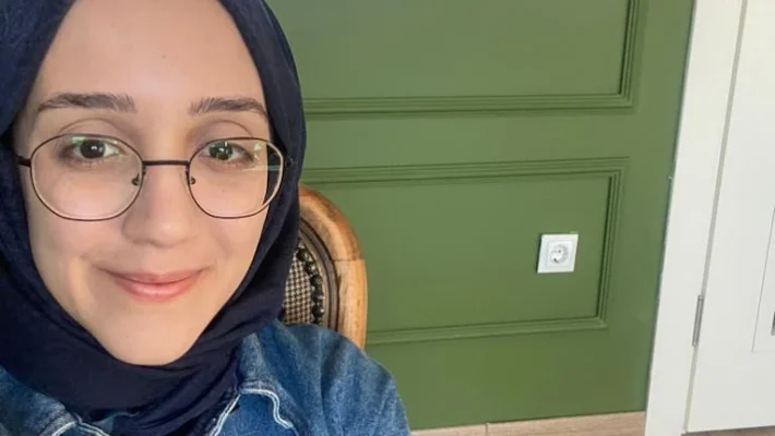 “Psikolog Feyza Fakıoğlu modern danışmanlık ofisinde bireysel terapi hizmeti sunarken.”