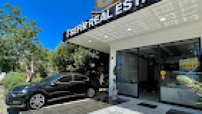 Sefir Gayrimenkul ofisi ve danışmanları, Alanya’da konut ve iş yeri alım-satım işlemleri gerçekleştirirken.