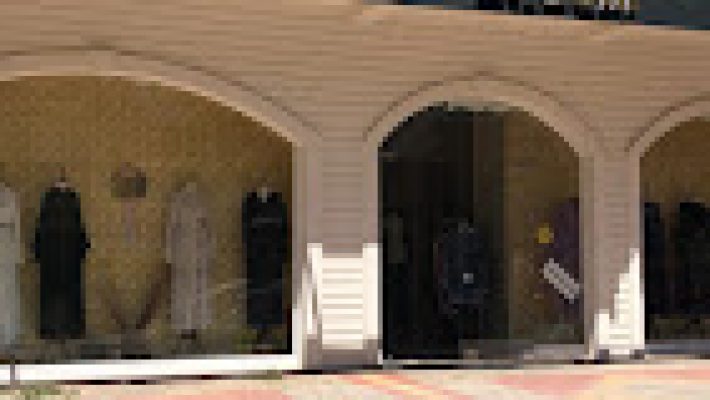 ARZ-I ENDAM BUTİK Alanya – Kadın giyim ürünlerinin modern, şık ve zarif tasarımlarla vitrinlerde sergilendiği butik mağaza.