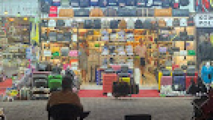 VENETTO BAGS & SHOES, Alanya’da şık çanta ve ayakkabı modelleri sunan modern butik mağaza.