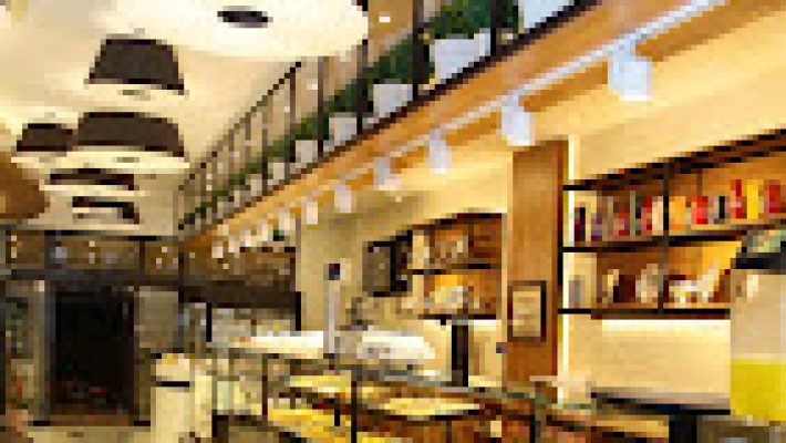 Hancı Gurme Oba restoranının açık hava oturma alanı, yöresel kahvaltı tabakları ve sıcak servis edilen et yemekleriyle birlikte gün ışığında görüntülenmiş