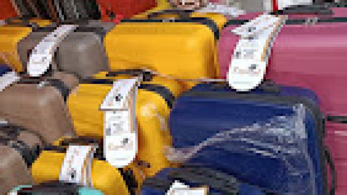 Koçak Bag mağazasında sergilenen kadın ve erkek çantaları, modern ve şık tasarım seçenekleri.