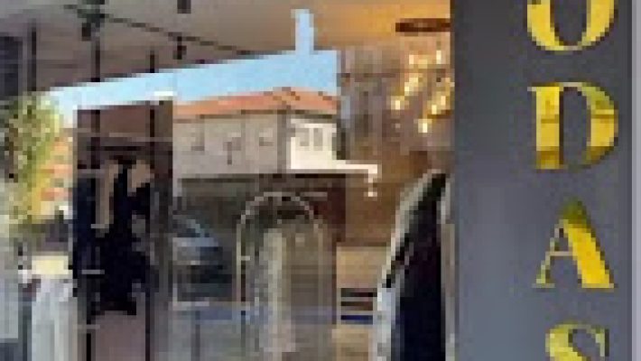 Modaşk Alanya – Modern ve şık kadın giyim ürünlerinin vitrinlerde sergilendiği butik mağaza.