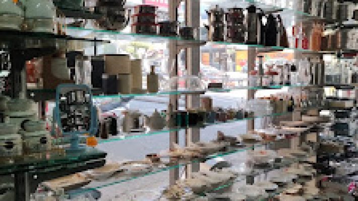 Derya Züccaciye mağazasında mutfak gereçleri, ev dekorasyon ürünleri ve şık aksesuarlar raflarda sergileniyor