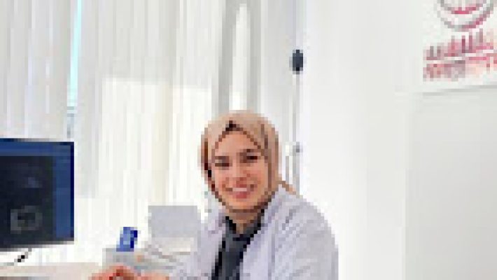 “Diş Hekimi Ümmü Topal’ın modern muayenehanesi ve diş tedavi ekipmanlarıyla hazırlanan klinik ortamı.”