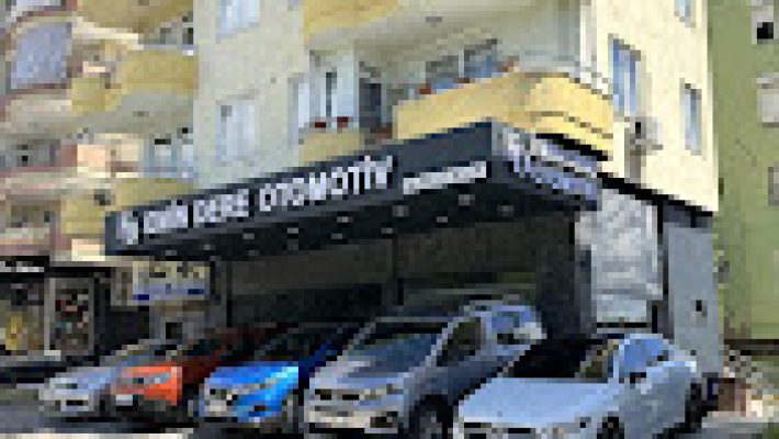 EMİN DERE OTOMOTİV servis alanında araç bakım ve onarım çalışmaları yapılırken çekilmiş görüntü