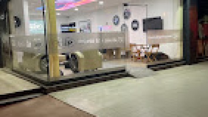 DEEP RentACar ofisinde park etmiş farklı kiralık araç modelleri, ön planda sedan ve SUV araçlar