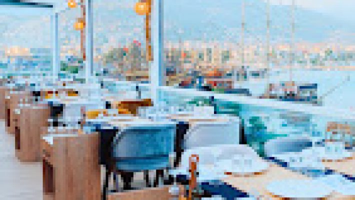 İzmir Balık Restaurant’ta taze deniz ürünleri ve zengin meze çeşitleri ile şık bir masa düzeni.