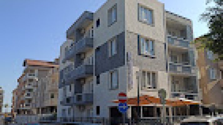 Merve Apart Otel’in ön cephesi ve açık havuzu, şezlonglarla çevrili rahatlatıcı atmosferiyle birlikte gün ışığında görüntülenmiş