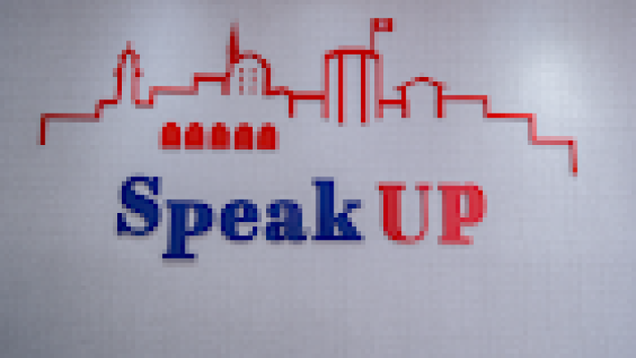 Özel Alanya Speak UP Yabancı Dil Kursu öğrencileri sınıfta dil becerilerini geliştiriyor ve interaktif eğitim etkinliklerine katılıyor.