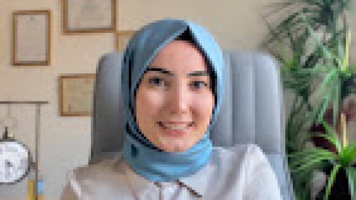 “Uzman Klinik Psikolog Kübra Turgut modern danışmanlık ofisinde bireysel terapi hizmeti sunarken.”