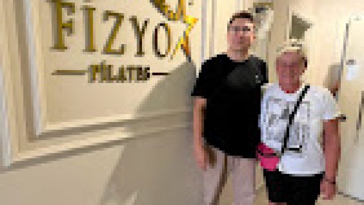 Fizyostar Pilates merkezinde katılımcılar pilates ve fizik tedavi egzersizleri yapıyor, modern stüdyo ortamı.