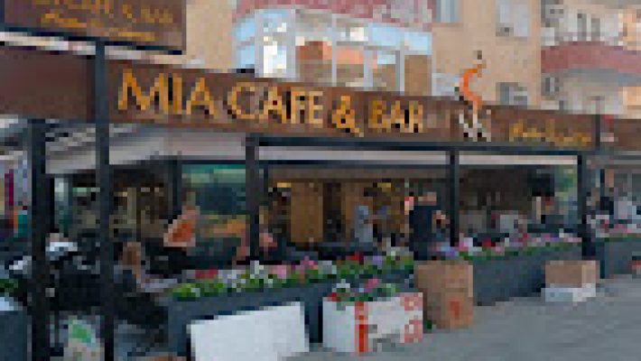 Mia Cafe Bar Bistro Lounge’un şık ve modern tasarımlı iç mekânında, sıcak aydınlatma altında servis edilen gurme tabaklar ve özel kokteyller.