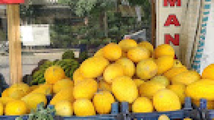 ACAR Manav Demirtaş – Taze meyve ve sebzelerin sergilendiği manav tezgahı