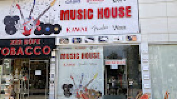 Music House Store Mahmutlar’da bağlama, gitar, keman, piyano, şan eğitimi ve konservatuvar hazırlık dersleri ile profesyonel enstrüman satış hizmeti.