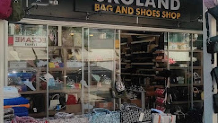 Skoland Bags & Shoes – Alanya’da şık çanta ve ayakkabıların sergilendiği modern mağaza.