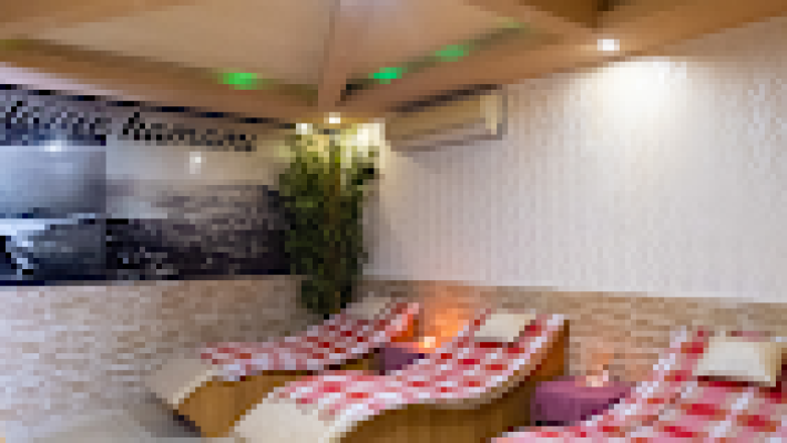 Alaiye Hamam’da geleneksel Türk hamamı ortamı, göbek taşı ve dinlenme alanları.