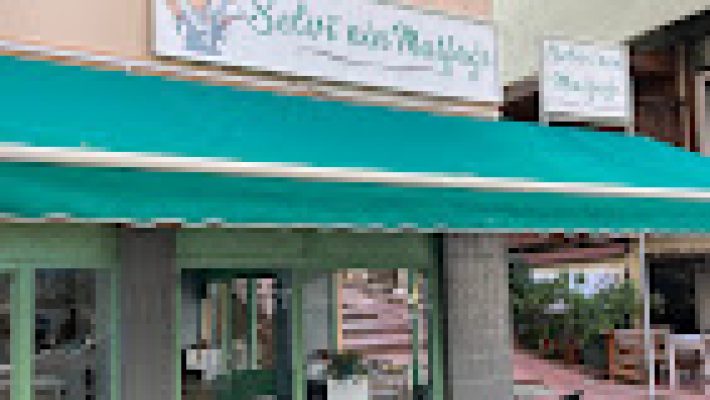 Selvi’nin Mutfağı’nda geleneksel Türk yemekleriyle hazırlanmış günlük menü tabağı; sulu yemek, pilav, cacık ve yanında taze ekmekle servis edilmiş