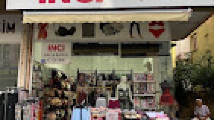 İnci Bay & Bayan İç Giyim mağazasında kadın ve erkek iç çamaşırları, pijamalar ve rahat ev giyim ürünleri vitrinlerde şık ve düzenli bir şekilde sergileniyor – Alanya’da kaliteli iç giyim adresi.