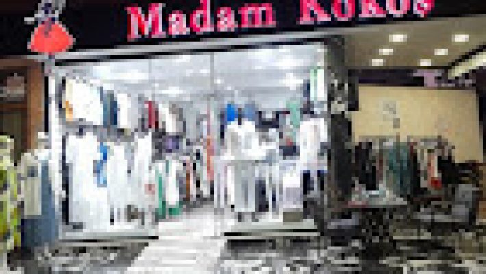 Madam Kokoş Mahmutlar Alanya – Şık ve modern kadın giyim ürünlerinin vitrinlerde sergilendiği butik mağaza.