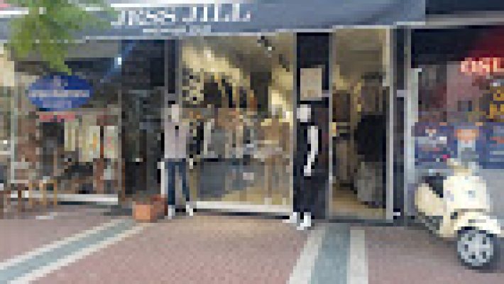 JessJill Erkek Giyim Mağazası Alanya’da sergilenen modern erkek kıyafetleri, ceket, gömlek ve pantolon koleksiyonları.