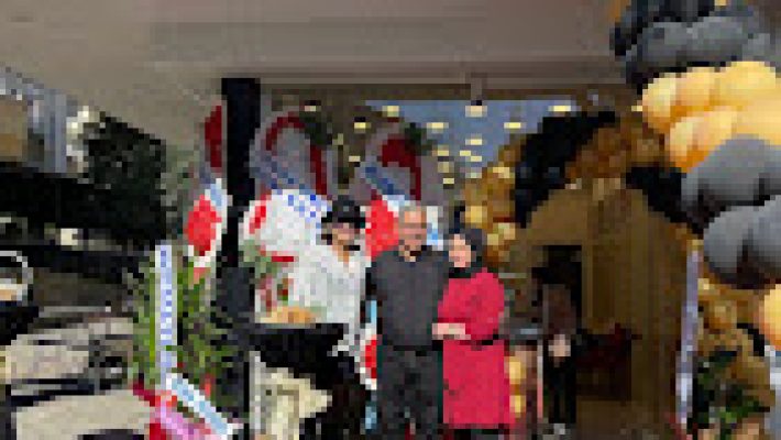 Alanya Saray Börekçisi’nin tezgâhında yer alan kat kat açılmış, peynirli ve kıymalı sıcak börek çeşitleri, arka planda çay servisiyle birlikte görüntülenmiş