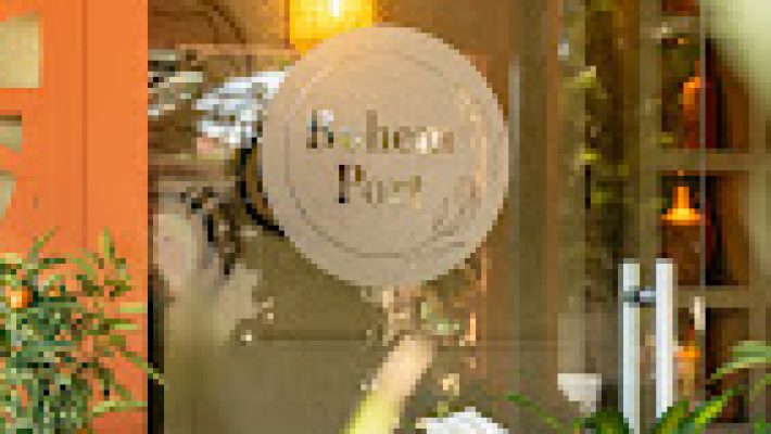 Bohem Port’ta deniz manzaralı şık masa ve lezzetli yemek sunumu