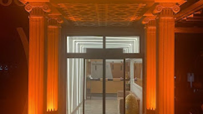 Alanya’daki Aslan Corner Hotel’in şehir merkezine yakın konumlu binası ve modern otel girişi