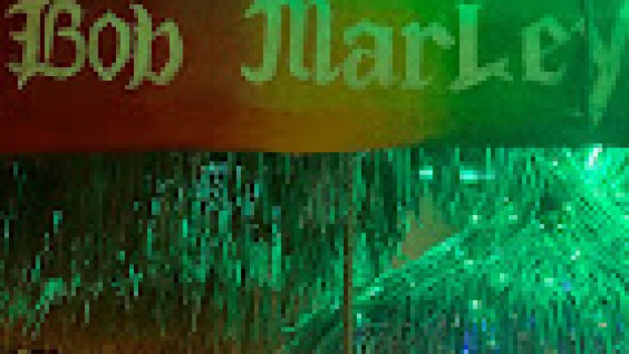 One Love Reggae Bar’da tropikal reggae atmosferinde, renkli dekorasyonlar ve keyifli müzik eşliğinde eğlenen misafirler.