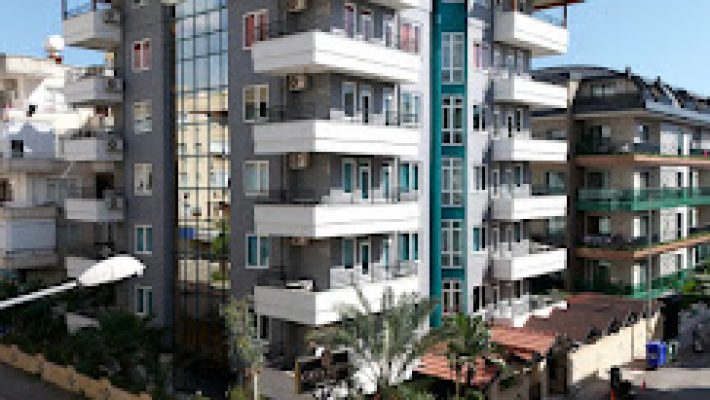 Casa Cleo Apart’ın modern binası, balkonlu daireleri ve sakin sokak manzarasıyla birlikte gündüz saatlerinde görüntülenmiş