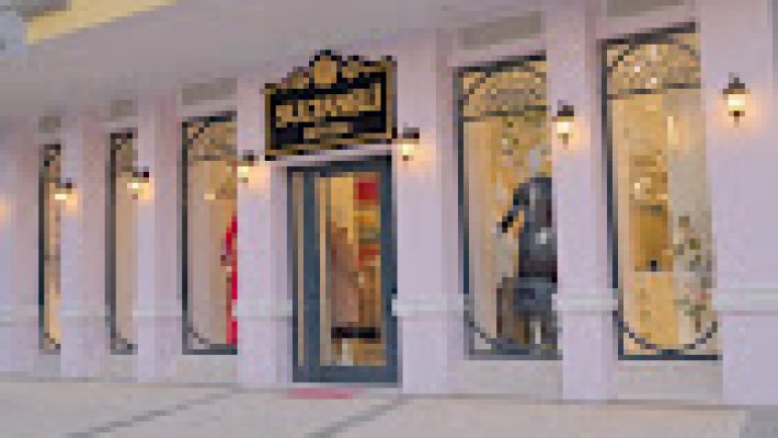 Sultaneli Giyim Mağazası Alanya – Modern, şık ve kaliteli kadın giyim ürünlerinin vitrinlerde sergilendiği butik mağaza.