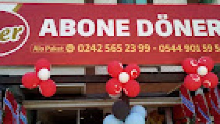 Abone Döner’de lavaş içerisinde bol malzemeli et döner dürüm; yanında patates kızartması ve ayranla birlikte servis edilmiş