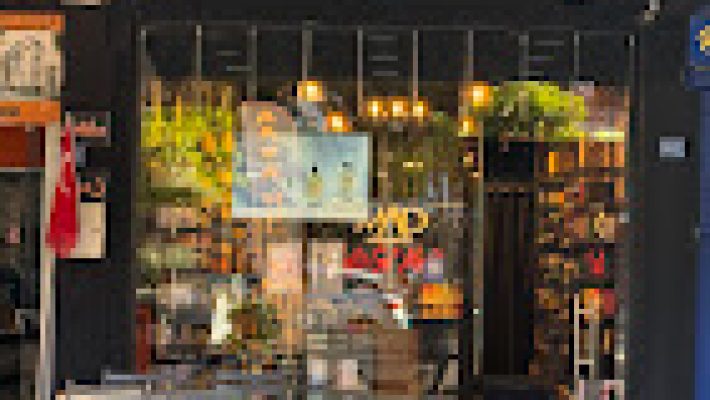 MAD Parfüm Alanya Mahmutlar mağazasında sergilenen kadın ve erkek parfüm şişeleri ve markalı koku ürünleri.